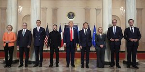 Η αναμνηστική φωτογραφία Τραμπ -Ζελένσκι και ευρωπαίων ηγετών