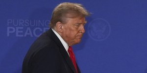 Ο Αμερικανός πρόεδρος, Ντόναλντ Τραμπ, μετά τη συνέντευξη Τύπου με τον Βλάντιμιρ Πούτιν στην Αλάσκα