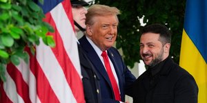 Χαμογελαστοί Ντόναλντ Τραμπ και Βολοντίμιρ Ζελένσκι στον Λευκό Οίκο