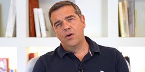 Το βίντεο του Τσίπρα για τον Νεκτάριο Σαντορινιό: Θα επιμείνουμε στον δικό του δρόμο, της κοινωνικής δικαιοσύνης.