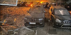 Νυχτερινό ρωσικό σφυροκόπημα στο Κίεβο με τουλάχιστον έναν νεκρό 