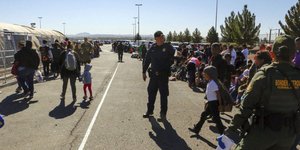Πολεμική κόντρα μετά τη σύλληψη πυροσβεστών από την CBP 