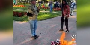 Διαδηλωτής έβαλε φωτιά σε σημαία των ΗΠΑ και συνελήφθη 