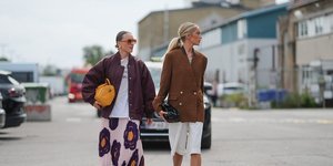 στιλάτη γυναίκα με βερμούδα