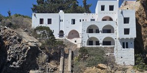 Ανέγγιχτο από το χρόνο το σπίτι του σκηνοθέτη Νίκου Κούνδουρου όπου γυρίστηκαν σκηνές από την ταινία η «Νεράιδα και το Παλικάρι».