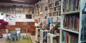 Μεσα στη βιβλιοθήκη της Λέρου 