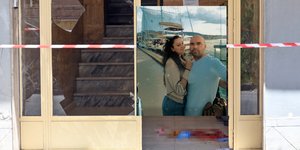 Η είσοδος της πολυκατοικίας στο Βόλο όπου έγινε το φονικό -Δεξιά ο συζυγοκτόνος και το θύμα