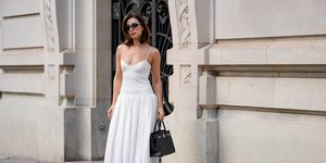 στιλάτη γυναίκα με λευκό φόρεμα