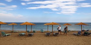 Ξαπλώστρες σε παραλία της Ρόδου