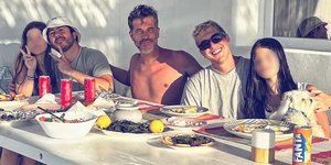 Ο Χάρης Βαρθακούρης με τα αδέλφια του και τις κόρες του