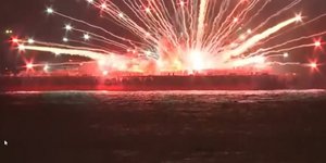 Πυροτεχνήματα έπεσαν πάνω σε φορτηγίδες, που άρπαξαν φωτιά στο λιμάνι της Γιοκοχάμα