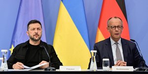 Ο Πρόεδρος της Ουκρανίας Βολοντίμιρ Ζελένσκι (αριστερά) και ο Γερμανός Καγκελάριος Φρίντριχ Μερτς συμμετέχουν σε τηλεδιάσκεψη.