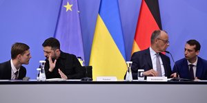  Ο Βολοντίμιρ Ζελένσκι με τον Φρίντριχ Μερτς σε τηλεδιάσκεψη