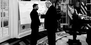 Τραμπ και Ζελένσκι μπροστά από τον χάρτη της Ουκρανίας