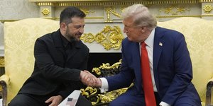 Χειραψία Ζελένσκι με Τραμπ στο Οβάλ γραφείο