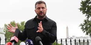 Ο Βολοντίμιρ Ζελένσκι κάνει δηλώσεις έξω από τον Λευκό Οίκο