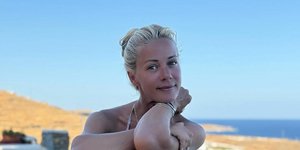 Ζέτα Μακρυπούλια: Αποχαιρετά το καλοκαίρι με μια βόλτα με σκάφος