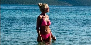 Η Ζέτα Μακρυπούλια απολαμβάνει τις τελευταίες μέρες των διακοπών στη Σάμο