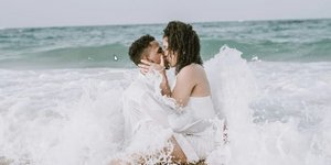 Ζευγάρι φιλιέται στη θάλασσα