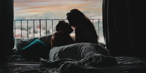 Ζευγάρι φιλιέται στο κρεβάτι