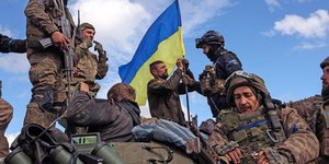 Απλοί Ουκρανοί μετατρέπονται σε σαμποτέρ και εκτελεστές, με το πρόσχημα μιας «πατριωτικής αποστολής» ή με την υπόσχεση μιας γρήγορης αμοιβής / GETTY