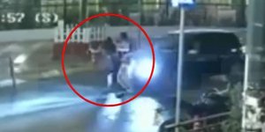 Η στιγμή που το ΙΧ χτυπά την 16χρονη στα Καμίνια