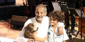 Ο Σταύρος Ξαρχάκος με τα δίδυμα παιδιά του στο Ηρώδειο