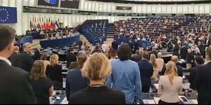 Ένταση στο Ευρωκοινοβούλιο στην έκκληση ενός λεπτού σιγής για τον θάνατο του Τσάρλι Κερκ