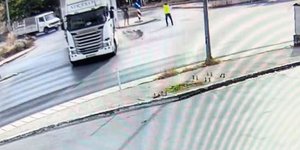 Η στιγμή της σύγκρουσης της μοτοσικλέτας με την νταλίκα στη Θεσσαλονίκη