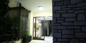 Το σπίτι της 34χρονης που πέθανε δίπλα στα παιδιά της