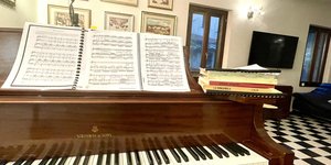 Εκεί, μέσα σ’ ένα παλάτσο που οι ντόπιοι σήμερα αποκαλούν «καταφύγιο των φωνών», θεμελίωσαν το New Voice Studio / FACEBOOK