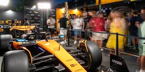 Ουρές για μια φωτογραφία με το showcar της McLaren F1 Team