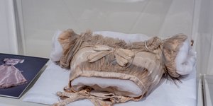 Η εμφάνιση του φορέματος στην έκθεση δημιούργησε αίσθηση / WIKIPEDIA