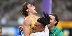 Ο Καραλής αγκαλιάζει τον Ντουπλάντις