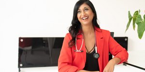  Η Δρ. Άλκα Πατέλ, σήμερα πενήντα τριών ετών, δηλώνει ότι το βιολογικό της ηλικιακό αποτύπωμα είναι εκείνο μιας εικοσιτριάχρονης / FACEBOOK