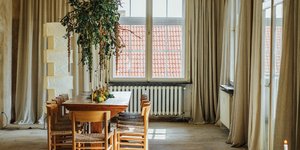 καναπές φυτά τραπεζαρία φυσικό φως διακόσμηση σπίτι 