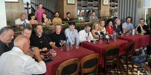 Τα αδέλφια Διονυσίου στη παρουσίαση της παράστασης για τον πατέρα τους Στράτο Διονυσίου