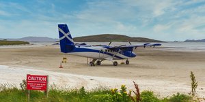 Το αεροδρόμιο Barra στη Σκωτία, στις Εξωτερικές Εβρίδες, δεν είναι τίποτε περισσότερο από μια παραλία που χρησιμεύει και ως διάδρομος προσγείωσης