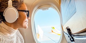 Γυναίκα στο παράθυρο αεροπλάνου