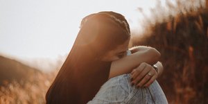 Τι σημαίνει όταν ένα άτομο απορρίπτει τις αγκαλιές, σύμφωνα με την Ψυχολογία