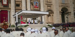 Ο Πάπας Λέων XIV τελεί την τελετή αγιοποίησης των Carlo Acutis και Pier Giorgio Frassati στην πλατεία του Αγίου Πέτρου στο Βατικανό