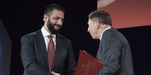 O Αχμέντ αλ Σάρα σε χειραψία