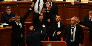 Χαμός στο κοινοβούλιο της Αλβανίας για την... ΑΙ υπουργό Diella
