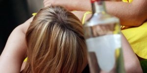 Ο 53χρονος επέτρεψε σε ανήλικη ημεδαπή, η οποία δεν συνοδευόταν από ενήλικο, να καταναλώσει αλκοολούχο ποτό / SHUTTERSTOCK