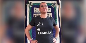 Φεμινίστρια δημοσίευσε φωτό με μπλουζάκι που έγραφε «ο Αλλάχ είναι λεσβία»
