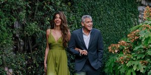 Αμάλ Κλούνεϊ: Χόλιγουντ λάμψη με olive green τουαλέτα δίπλα στον Τζορτζ στη λίμνη Κόμο