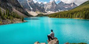 Πεζοπόρος στη λίμνη Moraine, ένα καλοκαιρινό τοπίο στο Εθνικό Πάρκο Banff, Αλμπέρτα, Καναδάς