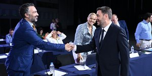 Ο Νίκος Ανδρουλάκης με τον διευθυντή σύνταξης του iefimerida.gr Βασίλη Πούλο