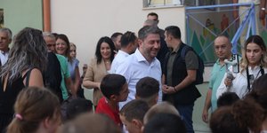 Ο Νίκος Ανδρουλάκης ανάμεσα από παιδιά σε σχολείο της Θεσσαλονίκης