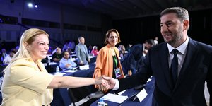 Το χαλαρό πηγαδάκι Ανδρουλάκη με δημοσιογράφους: Τα ντολμαδάκια, το ταπεράκι και η μαγειρική της μαμάς